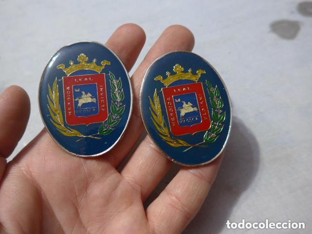 Militaria: Lote de 2 antiguo emblema o insignia de la policia de Huesca, Aragon, originales.