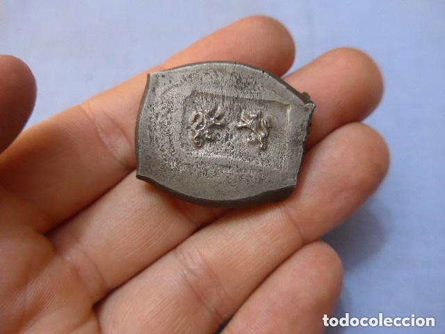 Militaria: Antiguo troquel de insignia leones para placa o medalla, de castells, original.