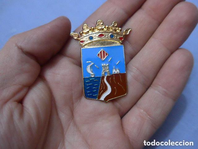Militaria: Placa de gorra de policia creo de algun pueblo de valencia, original.