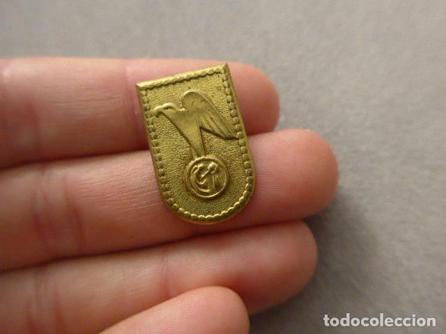Militaria: Antigua insignia original de Auxilio social de Falange.