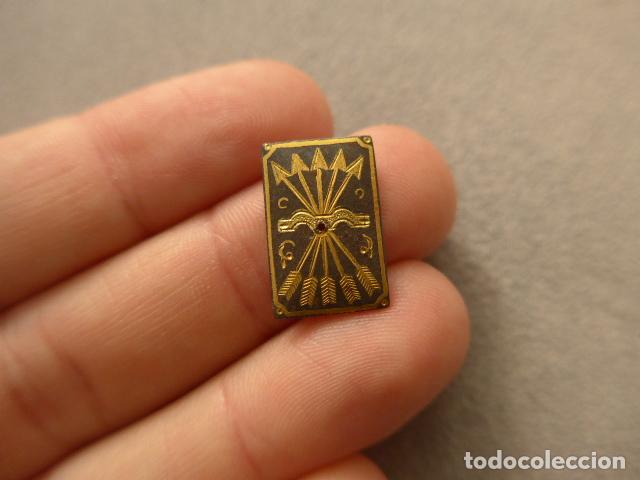 Militaria: Antigua insignia damasquinada de oro de Toledo de la Falange, guerra civil