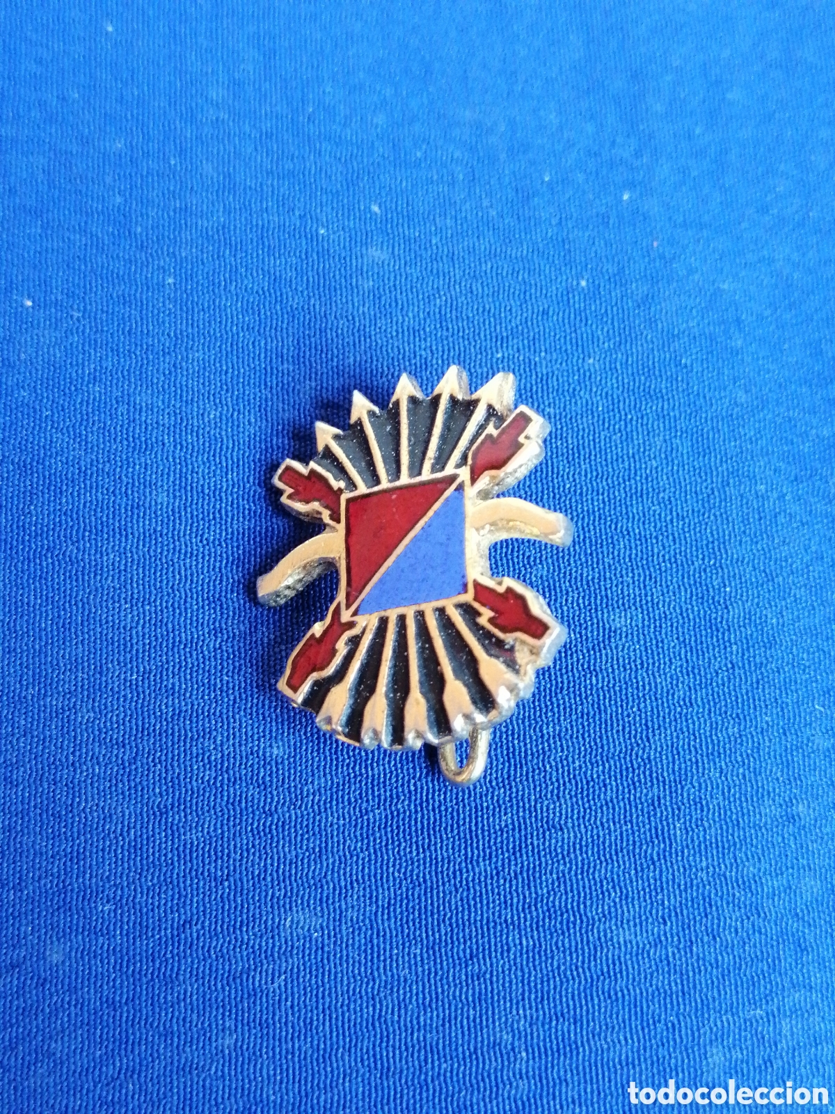 Military Antiques: FALANGE ESPA&Ntilde;OLA - FUERZA NUEVA - CARLISTAS - EXCOMBATIENTES GUERRA CIVIL INSIGNIA DE ALFILER