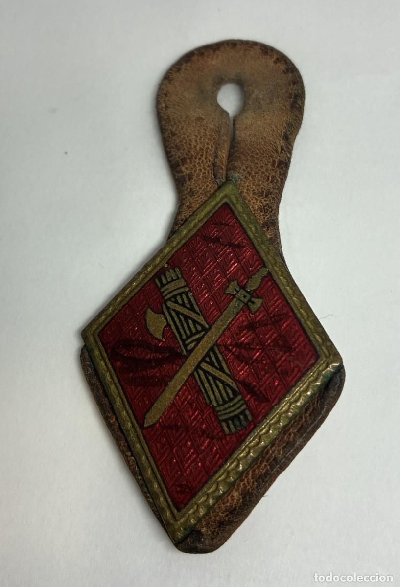 Militaria: DISTINTIVO &rdquo;PEPITO&rdquo; DE EMBLEMA DE LA GUARDIA CIVIL ESPA&Ntilde;OLA DISE&Ntilde;ADO CON UN HAZ DE LICORES