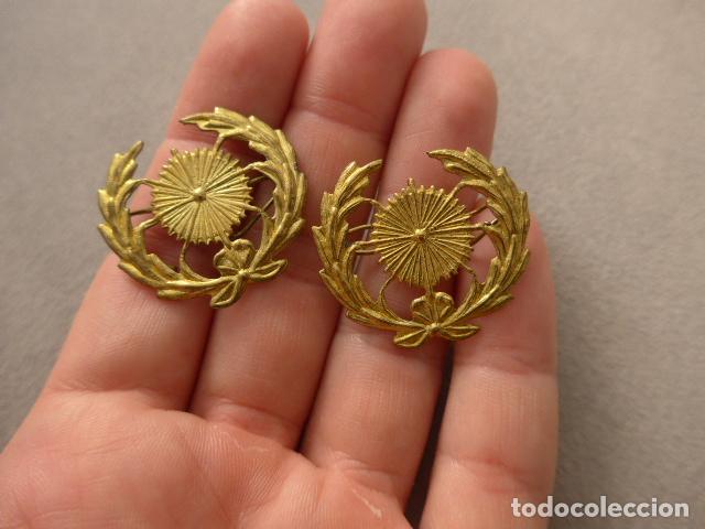 Militaria: Lote de 2 antiguas insignias emblemas de intendencia, originales. Republica y Guerra civil.
