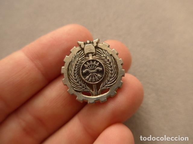 Militaria: Antigua insignia original de la Falange Espa&ntilde;ola, guerra civil. Marcada Borras de Palma de Mallorca