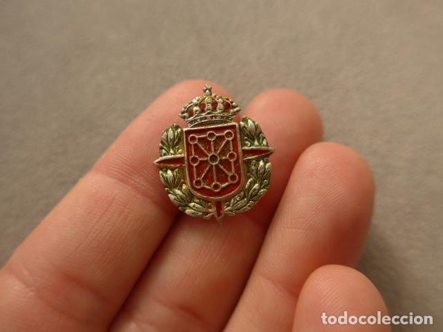Militaria: Antigua insignia original de las Brigadas Navarras, emblema carlista, guerra civil.