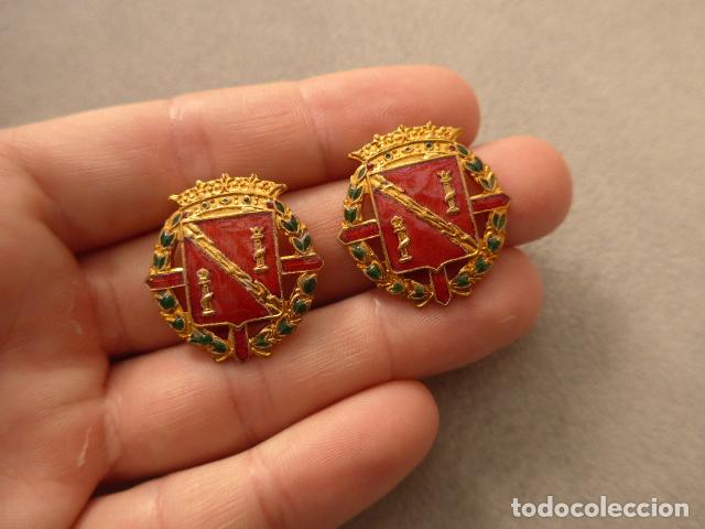 Militaria: Antigua pareja de insignias emblemas originales de la Casa del Generalisimo, escolta guardia Franco