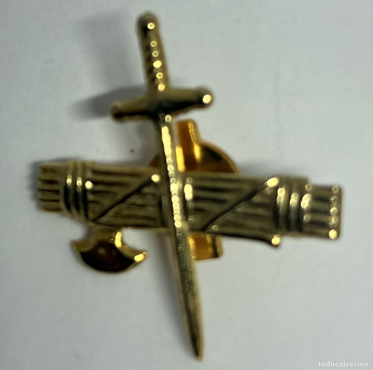 Militaria: PIM EMBLEMA DE LA GUARDIA CIVIL ESPA&Ntilde;OLA PRESENTA UN DISE&Ntilde;O DORADO DE UNA ESPEDA CRUZADA CON UN HAZ
