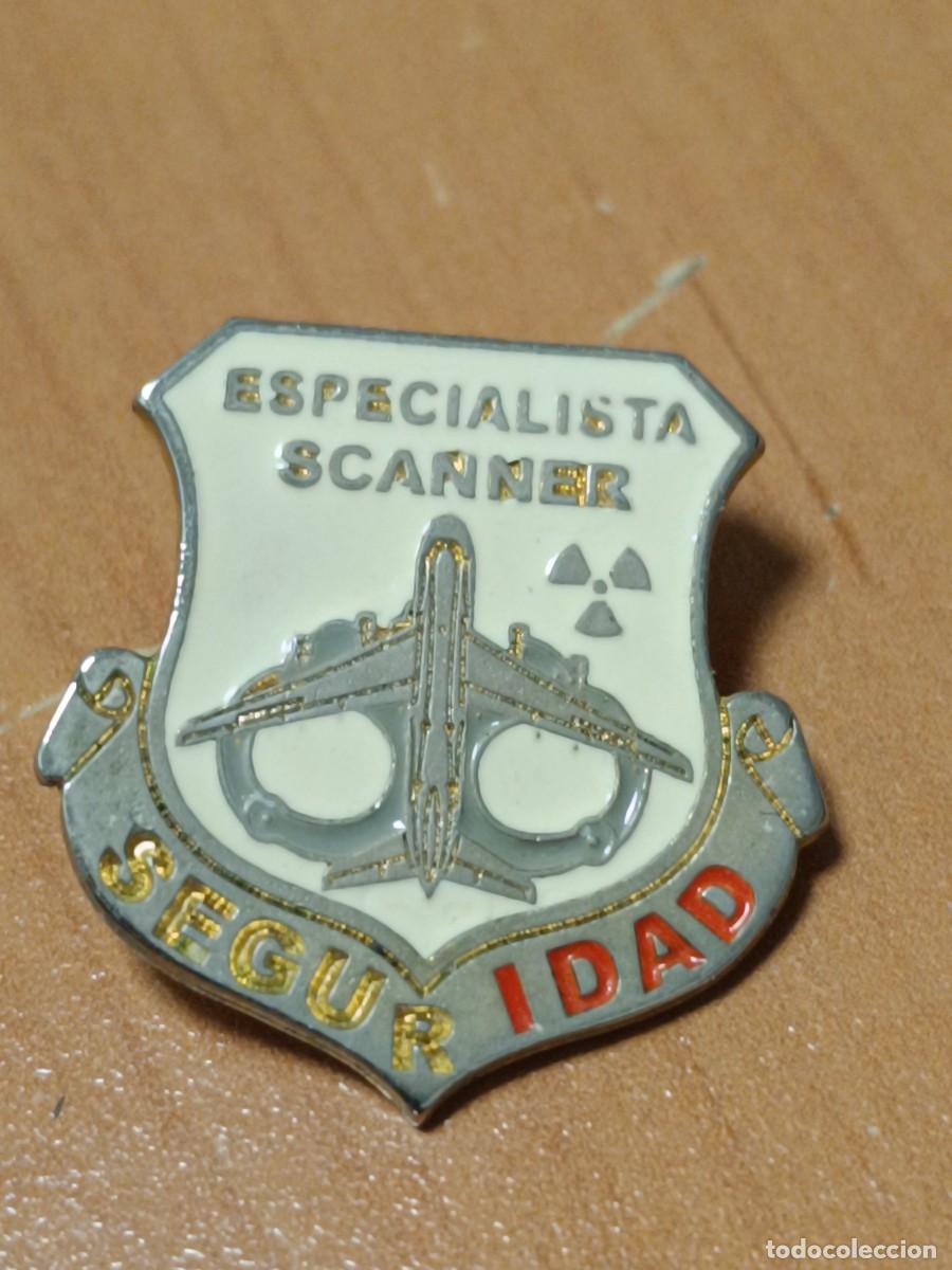 Militaria: ANTIGUI PIN DE SEGURIDAD ESPECIALISTA DE SCANER DE AEROPUERTO