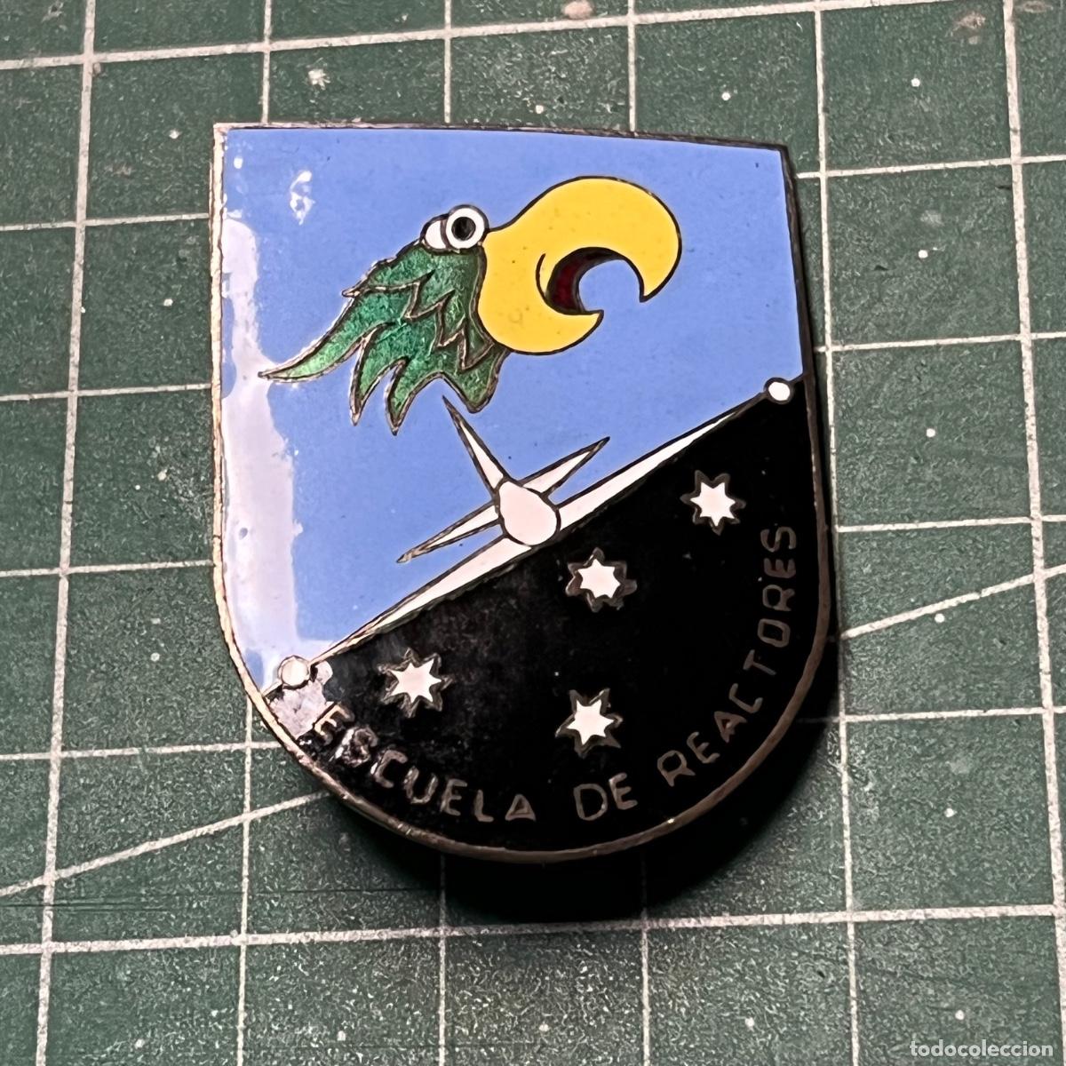 Militaria: Insignia de pecho con el emblema de la Escuela de Reactores, fabricado por Rokiski en esmalte