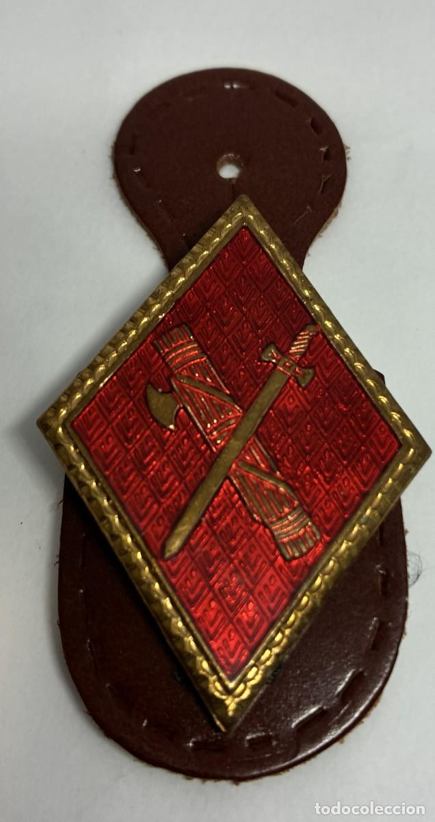 Militaria: Descripci&oacute;n del lote DISTINTIVO &rdquo;PEPITO&rdquo; DE EMBLEMA DE LA GUARDIA CIVIL ESPA&Ntilde;OLA DISE&Ntilde;ADO CON UN HAZ