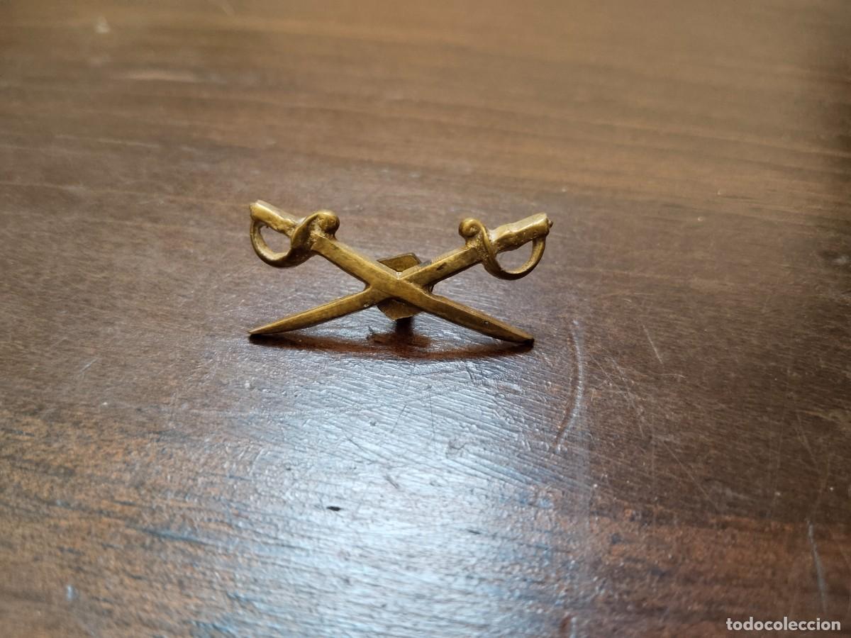 Militaria: Insignia Ej&eacute;rcito de Portugal. A tuerca. Sables. - Foto 1