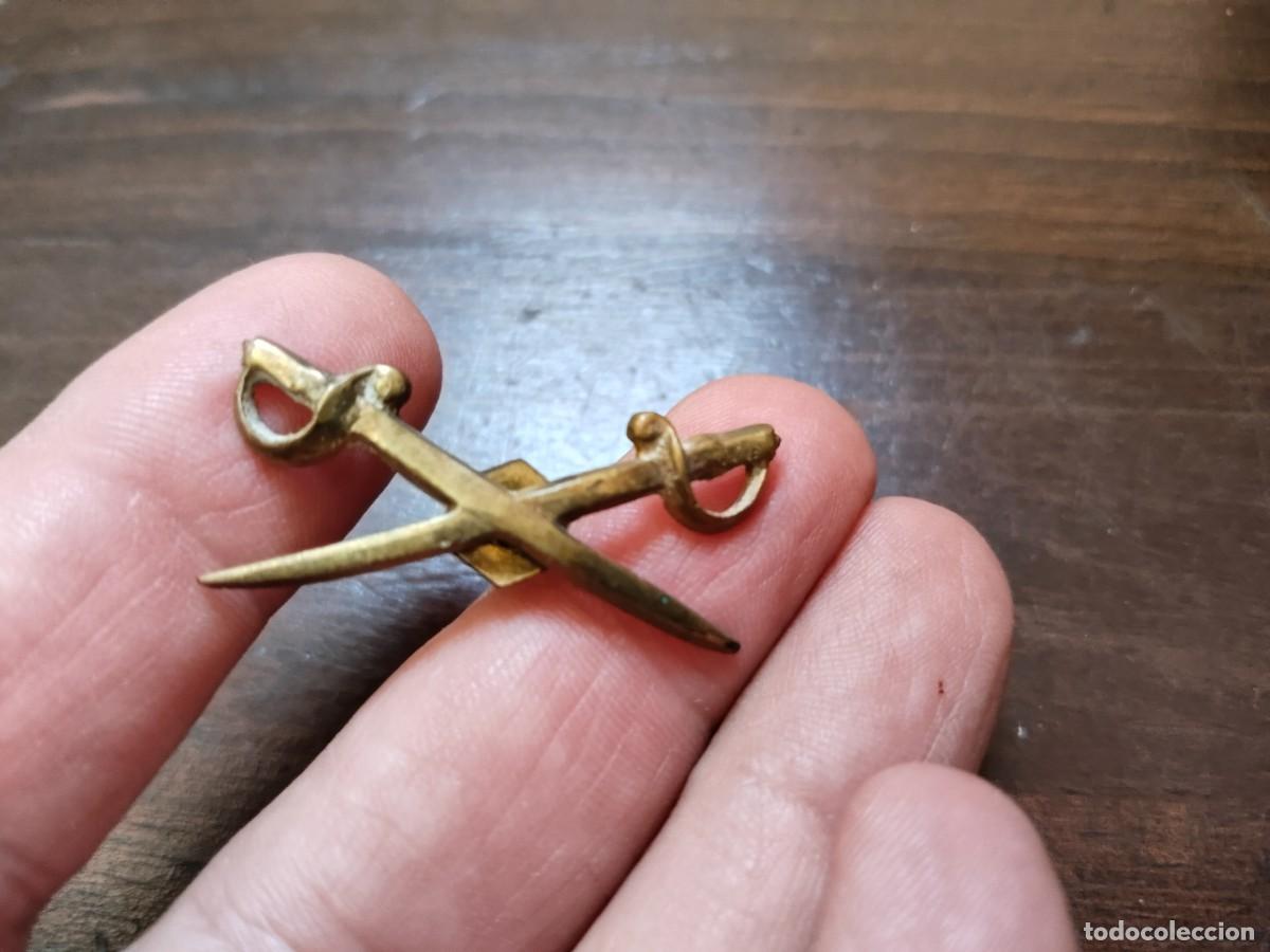 Militaria: Insignia Ej&eacute;rcito de Portugal. A tuerca. Sables. - Foto 2
