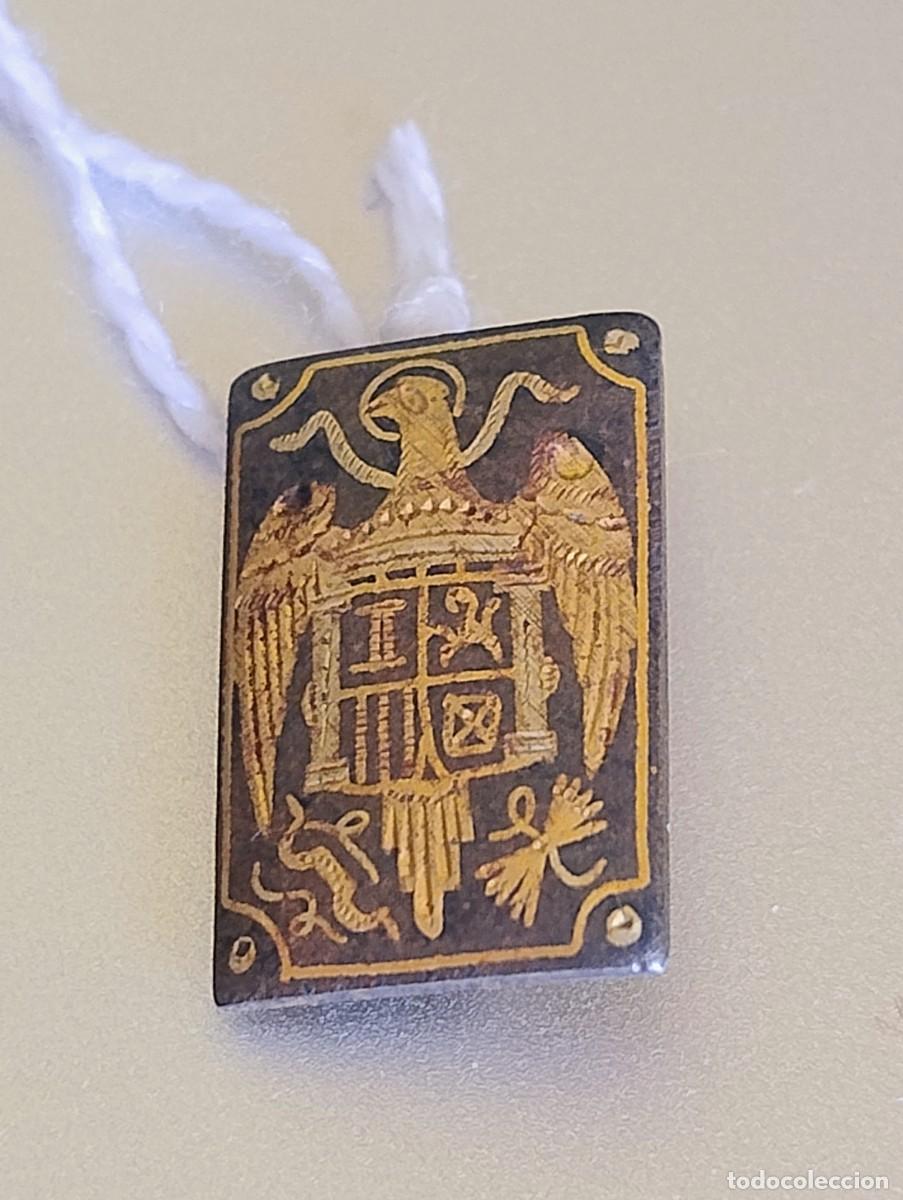 Militaria: Insignia damasquinado de Toledo. Escudo Franco. Unos 2 x 1 cm