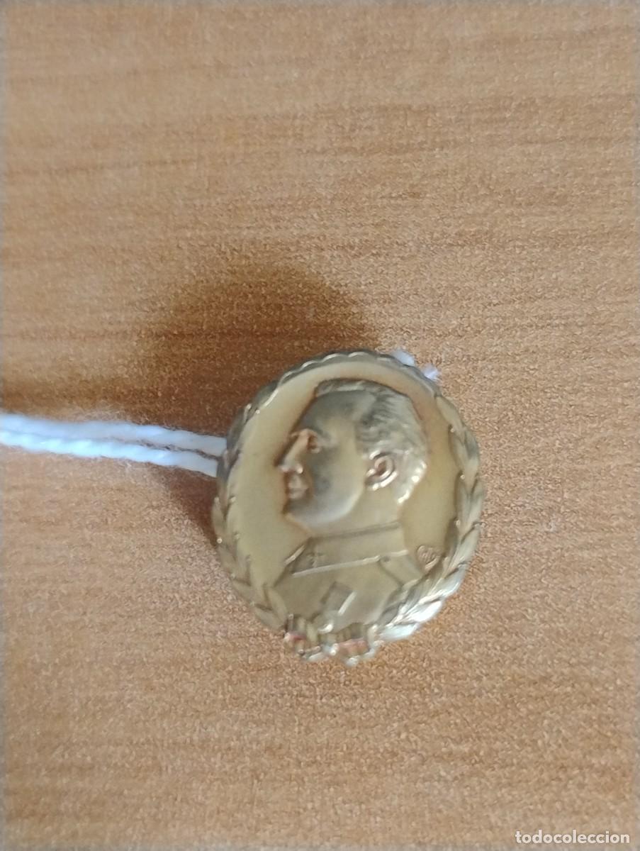 Militaria: Curiosa Insignia dorada de solapa. Franco.