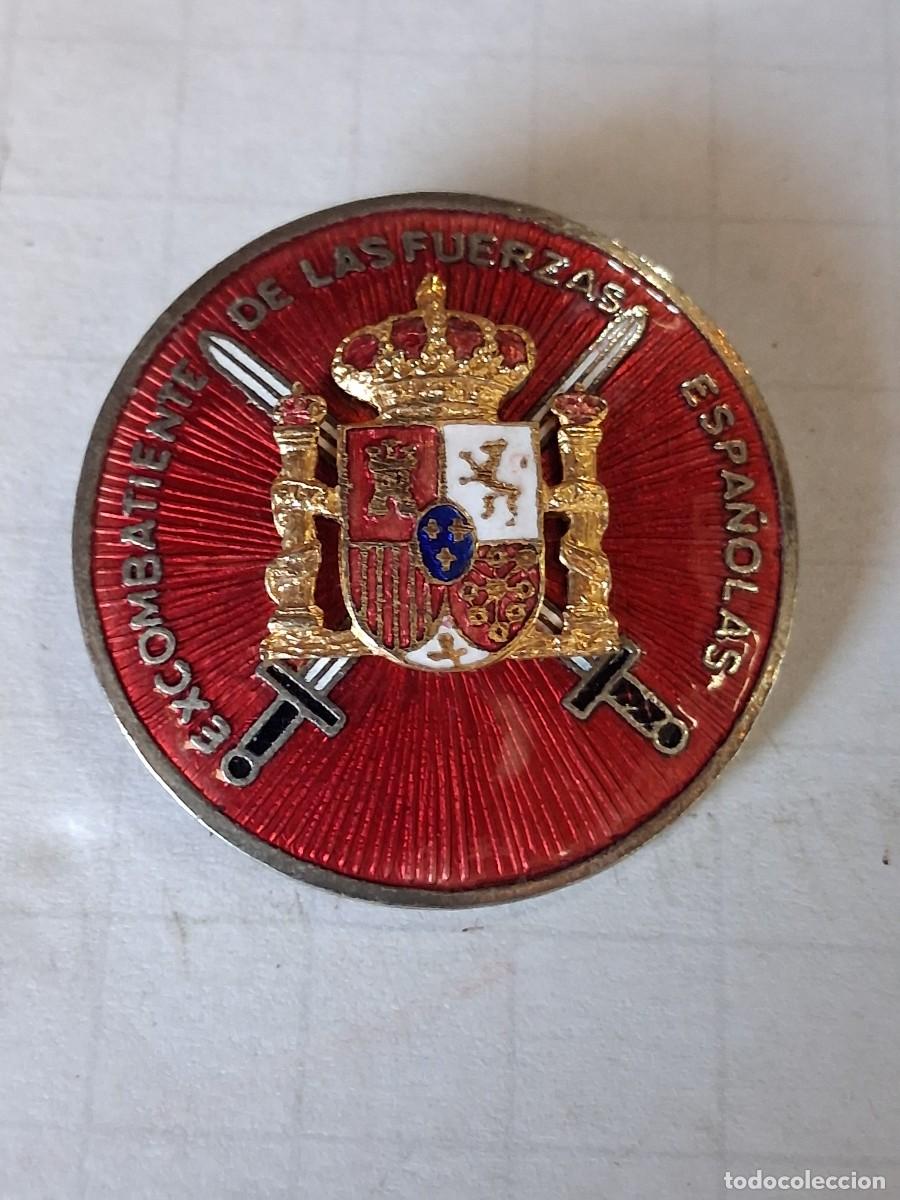 Militaria: Insignia de solapa Excombatiente de las Fuerzas Espa&ntilde;olas De metal y esmalte