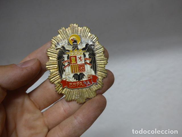 Militaria: Antigua placa con insignia o emblema de escudo franquista o de Franco, parece de a&ntilde;os 90 ?