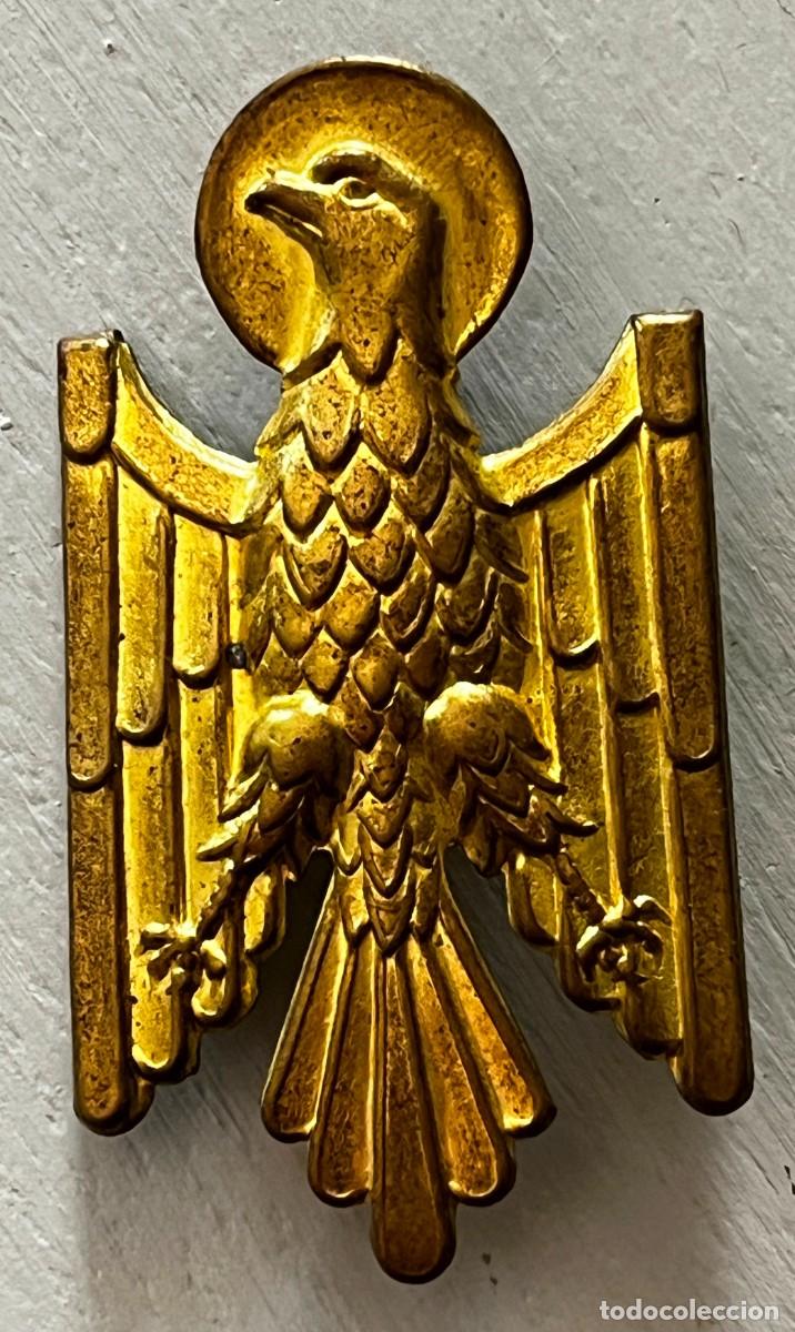 Militaria: Espa&ntilde;a. Insignia de gorra de la Polic&iacute;a Armada. Epoca de Franco. 5,6 x 3,4 Cms.