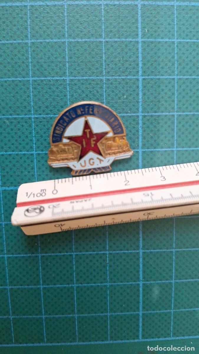 Militaria: Insignia de solapa UGT ferroviaria