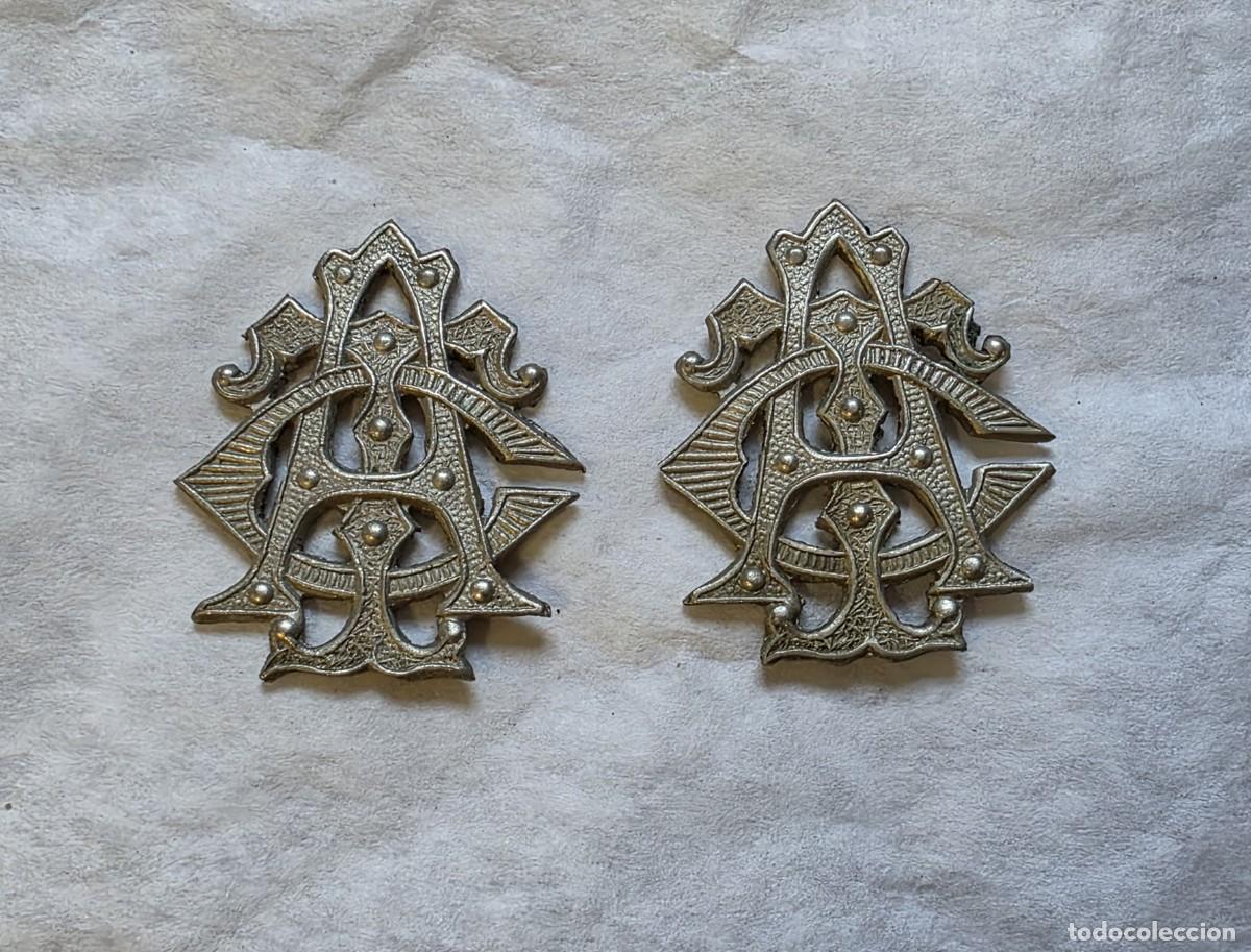 Militaria: Pareja de insignias de la Compa&ntilde;&iacute;a Arrendataria de Tabacos, 2,2 x 1,9 cm aprox.