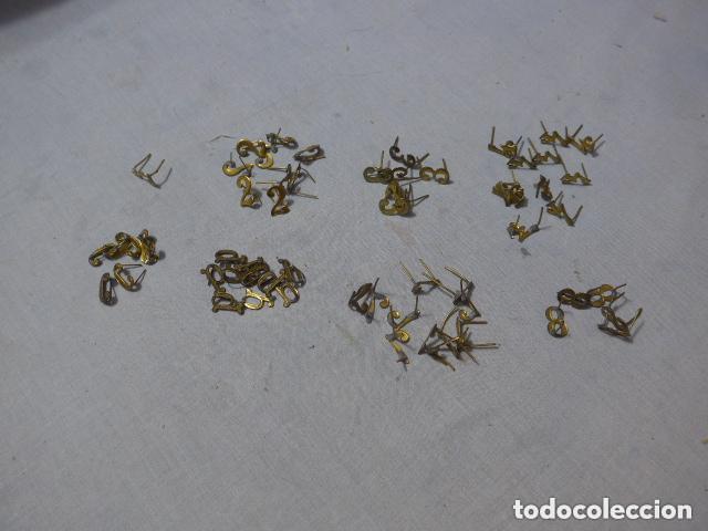 Militaria: Gran lote de antiguos emblemas insignias de numeros y letras, variedad.