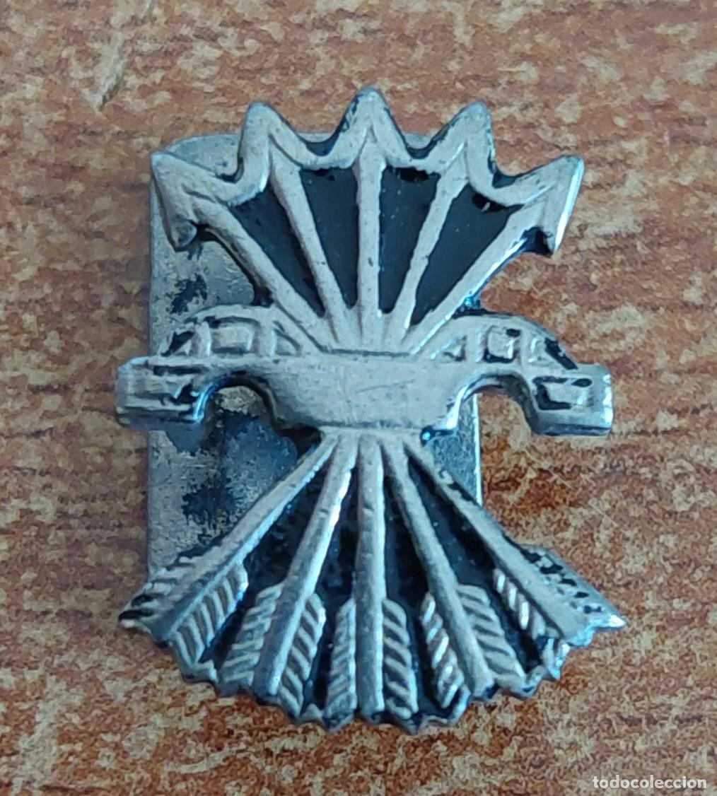 Militaria: Insignia ojal Falange