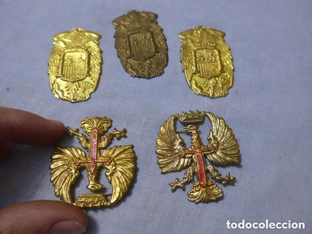 Militaria: Antiguo lote de 5 insignias o emblemas aguila de Franco, 3 son de gorra de policia, originales.
