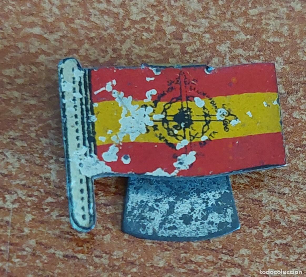 Militaria: Emblema Hojalata detente laureado bandera Espa&ntilde;a guerra civil