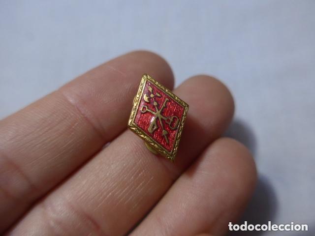 Militaria: Antigua insignia rombo de la Legion Espa&ntilde;ola franquista, original, epoca de Franco.