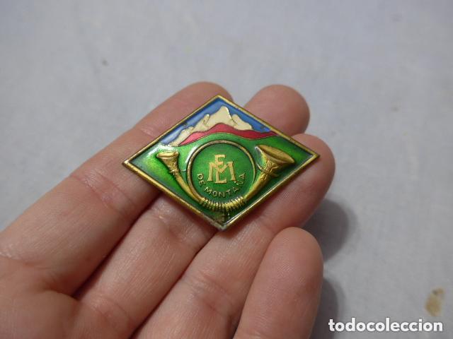 Militaria: Antiguo emblema completo con imperdible de rombo de la Escuela de Monta&ntilde;a. Original.