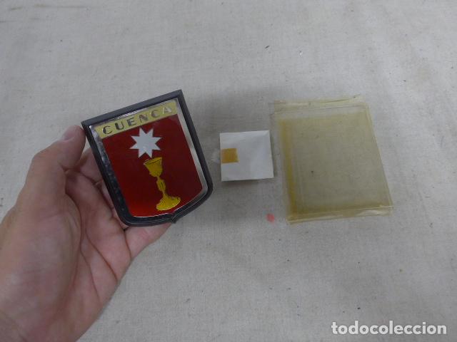 Militaria: Antigua placa insignia de coche original de la ciudad de Cuenca, en su caja original.