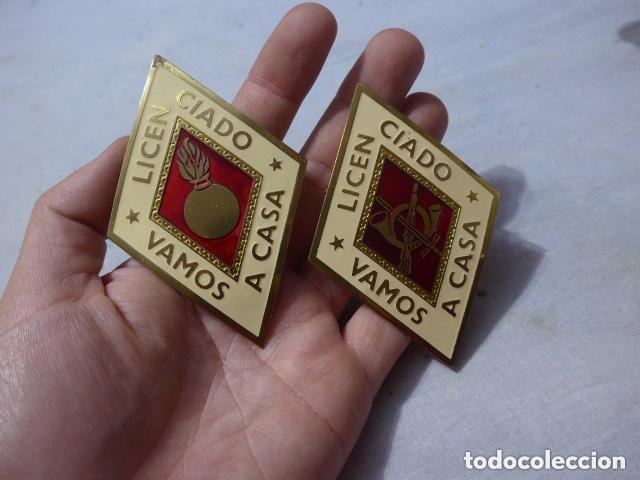 Militaria: Lote de 2 antiguos emblemas distintos de Infanteria y Artilleria: Licenciado vamos a casa, Mili