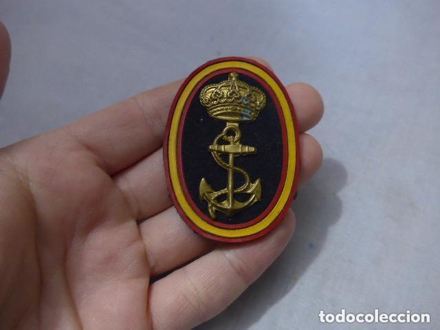 Militaria: Antiguo emblema galleta de gorra de marina de Juan Carlos I, original.