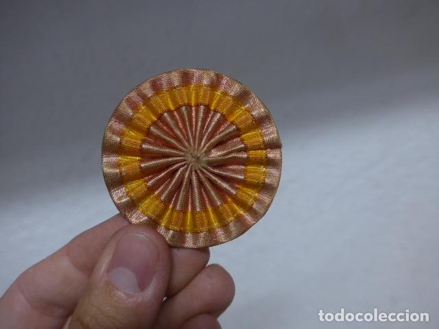 Militaria: Antigua escarapela con la bandera espa&ntilde;ola, original. Mide 5,3 cm diametro.