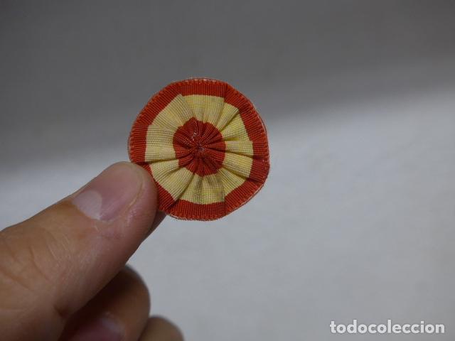 Militaria: Antigua escarapela con la bandera espa&ntilde;ola, original. Mide 3,5 cm diametro.