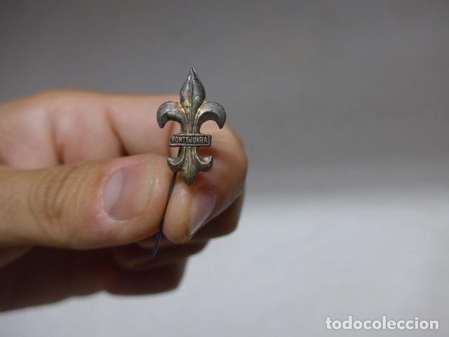 Militaria: Antigua insignia o emblema carlista de Montejurra, marcada Ega&ntilde;a Motrico, original. Requete.