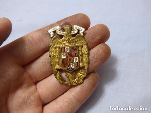 Militaria: Antiguo gran emblema esmaltado escudo franquista para gorra jefe policia o falange, original.