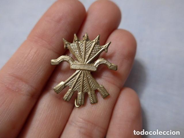 Militaria: Antigua insignia emblema yugo de falange tama&ntilde;o mediano, original. Guerra civil.