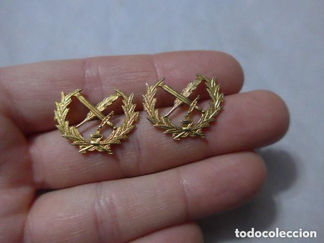 Militaria: Antigua pareja de insignias espa&ntilde;olas de escribano o oficinista militar, originales.