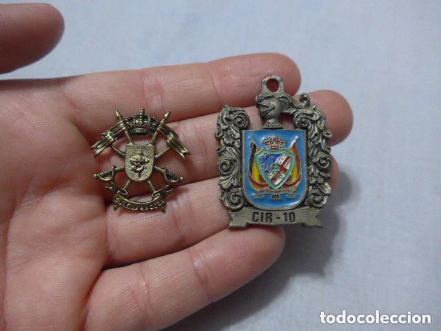 Militaria: Lote 2 antiguas insignias militares de Zaragoza a identificar.