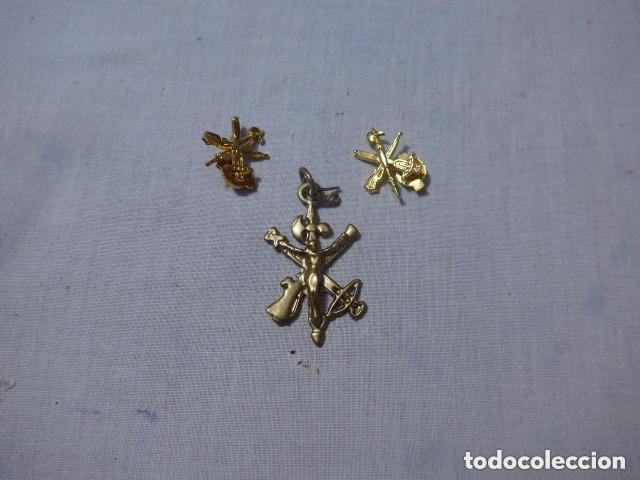 Militaria: Antigua insignia colgante del Cristo de la Legion + 2 pins legionarios.
