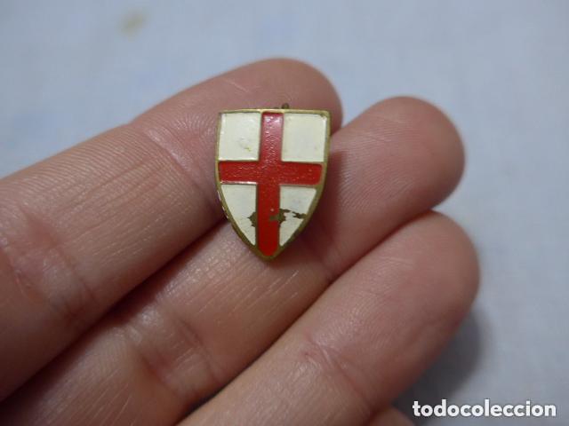 Militaria: Antigua insignia con escudo de Sant Jordi - San Jorge, seguramente Boy scouts de Catalunya.