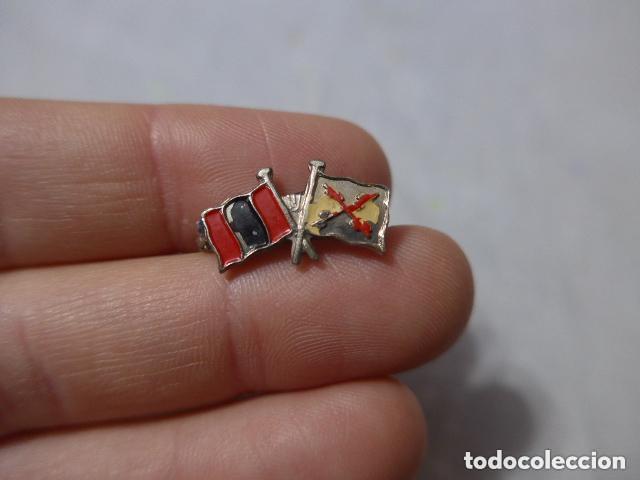 Militaria: Antigua insignia de Carlista y Falange, original. Guerra civil.