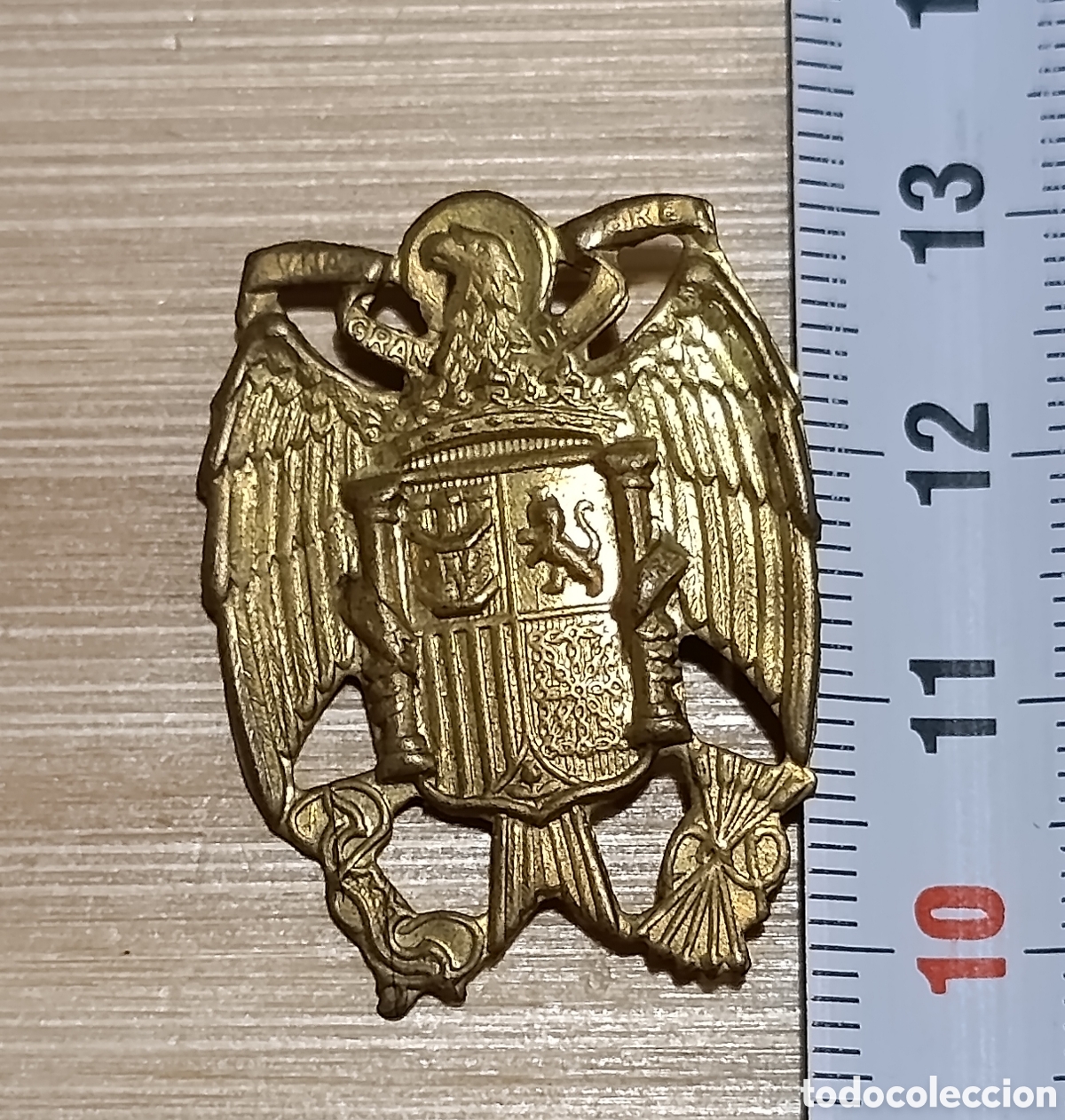 Militaria: Insignia de gorra Polic&iacute;a Municipal &eacute;poca Franco escudo &aacute;guila de San Juan.
