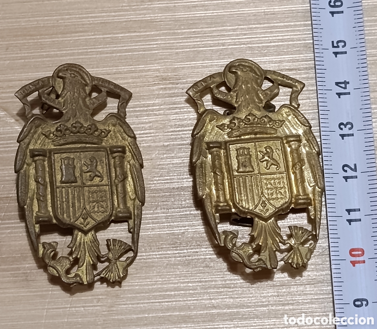 Militaria: Pareja de insignias de gorra Polic&iacute;a Municipal &eacute;poca Franco escudo &aacute;guila de San Juan.