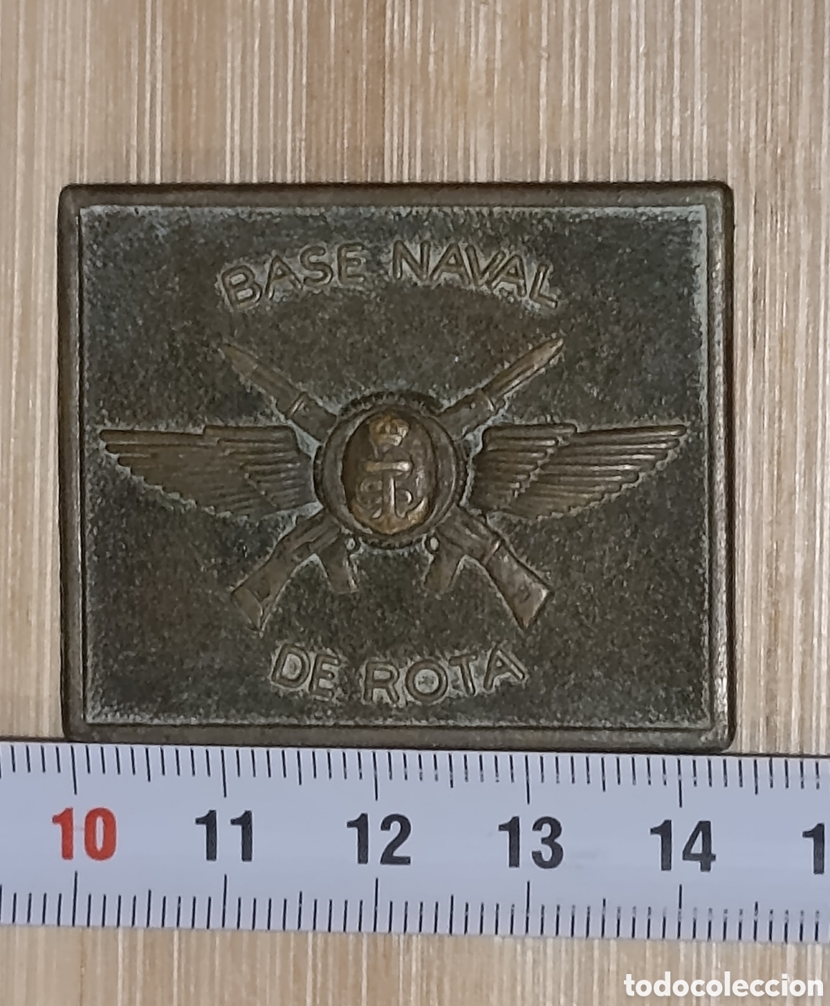 Militaria: Insignia met&aacute;lica Base Naval de Rota a&ntilde;os 70 Polic&iacute;a Naval fusiles cruzados.