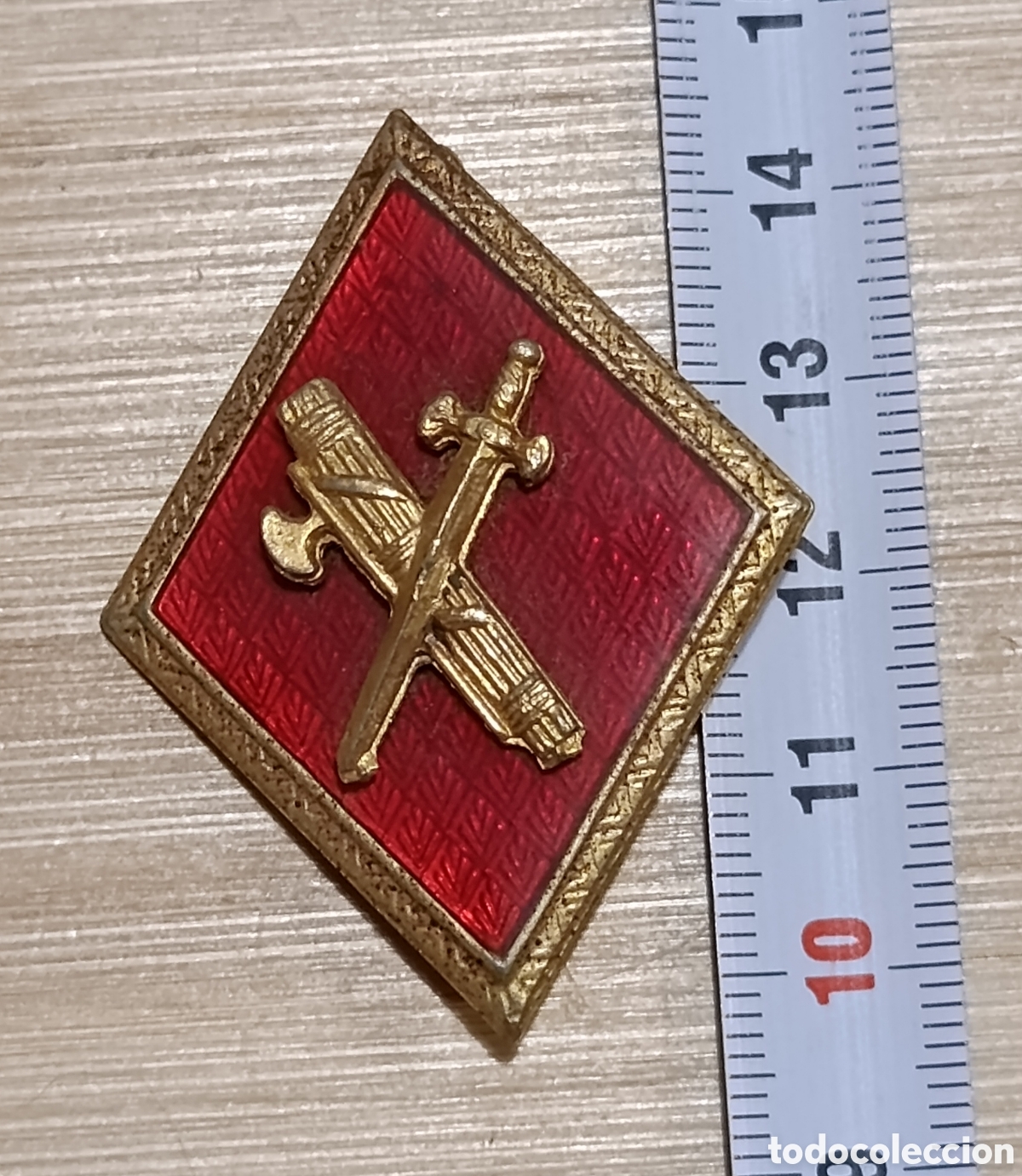 Militaria: Rombo de cuello met&aacute;lico Guardia Civil a&ntilde;os 70 80 esmaltado rojo infanter&iacute;a.