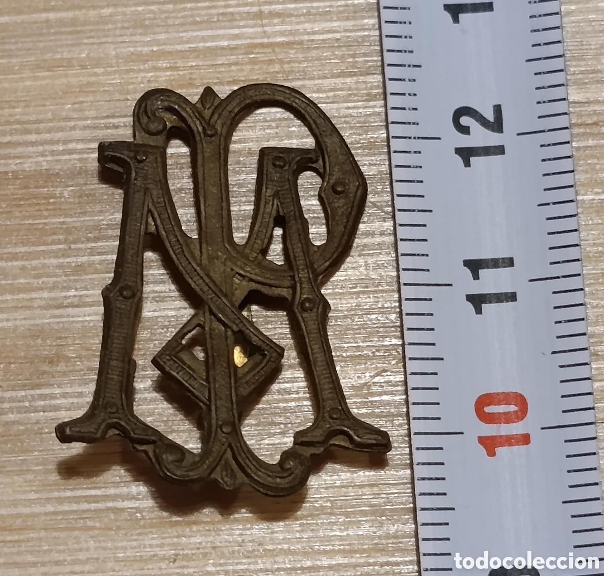 Militaria: Insignia met&aacute;lica de cuello Polic&iacute;a Municipal iniciales PM entrelazadas a&ntilde;os 70 80.