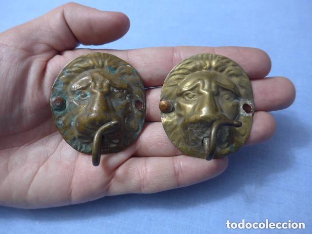 Militaria: Antigua pareja de leones grandes de lateral de casco de pincho de caballeria. Originales.