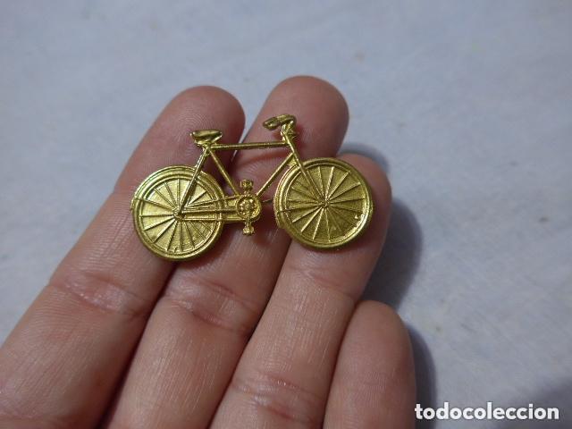 Militaria: Antiguo emblema original del batallon ciclista, Alfonso XIII a Guerra civil. Bicicleta.